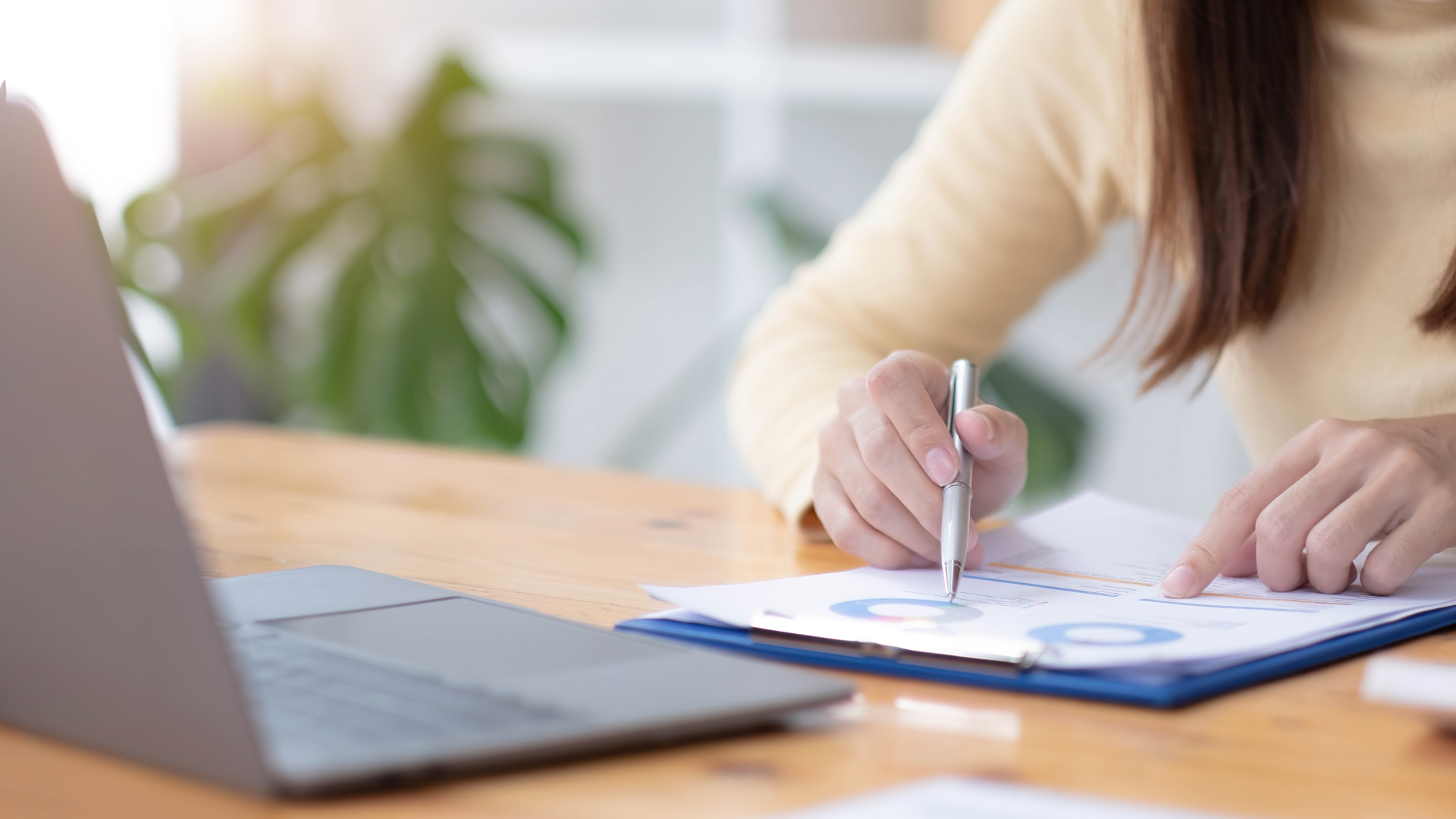 Mulher sentada em uma mesa escrevendo
